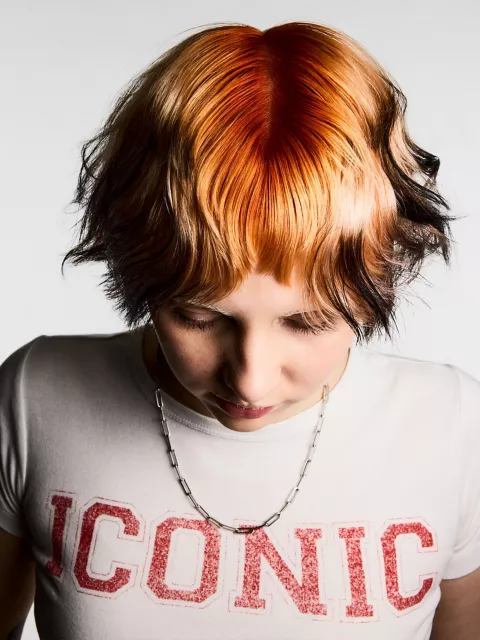 Damenfrisur mit Haarfarbe